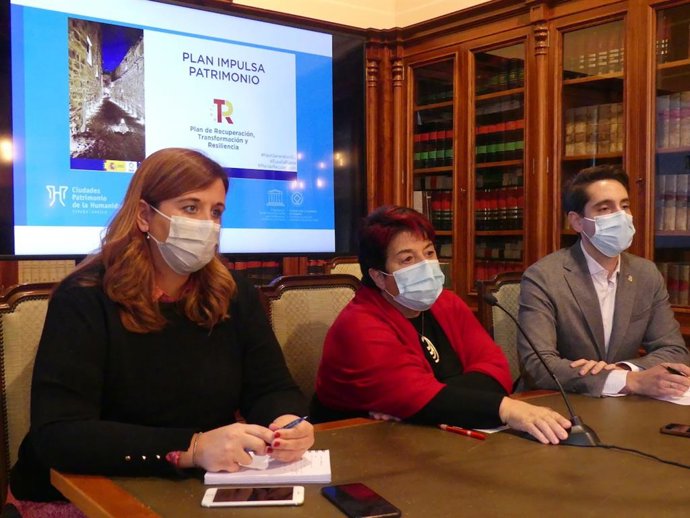 La concejala de Patrimonio Histórico, Clara Martín (i), la alcaldesa de Segovia, Clara Luquero y el concejal de Turismo, Miguel Merino.