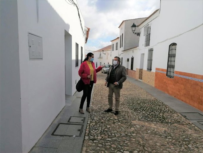 El delegado territorial de Regeneración, Justicia y Administración Local de la Junta en Huelva, Alfredo Martín, visita Paymogo.