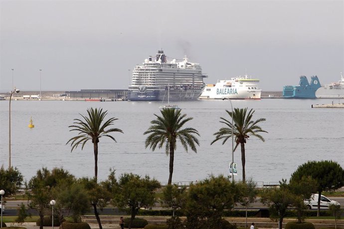 Archivo - Un crucero atracado en el puerto de Palma.