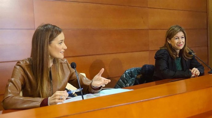Archivo - La portavoz del PP en el Ayuntamiento de Málaga, Elisa Pérez de Siles, y la concejal popular Gemma del Corral en rueda de prensa