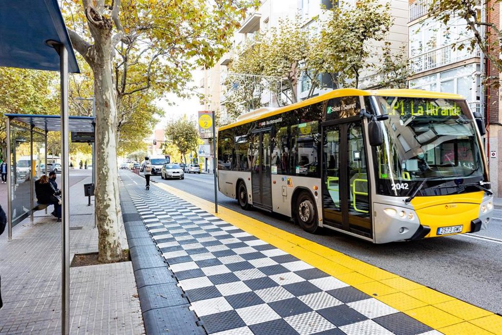 Un bus del AMB en una parada