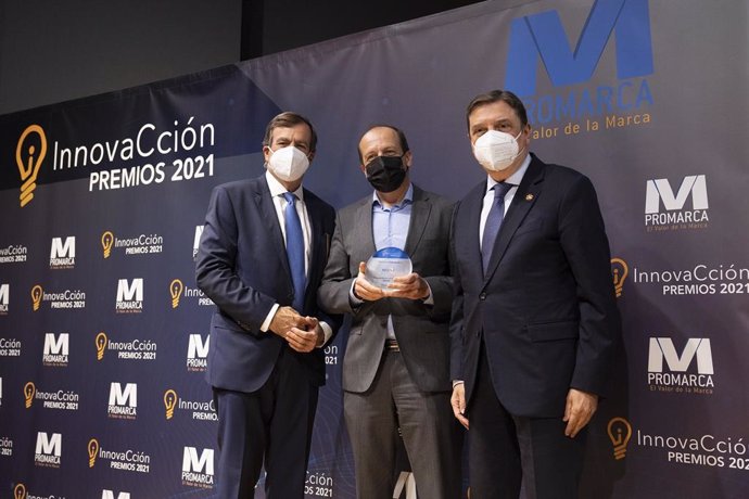 El responsable de Relaciones Institucionales de Nestlé España, Alberto Vega, junto al Ministro de Agricultura, Pesca y Alimentación, Luis Planas y del presidente de Promarca, Ignacio Larracoechea.    Larracoechea (