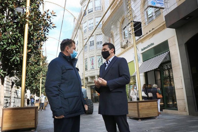 El alcalde de Córdoba, José María Bellido, y el edil de Infraestructuras, David Dorado, en una imagen de archivo.