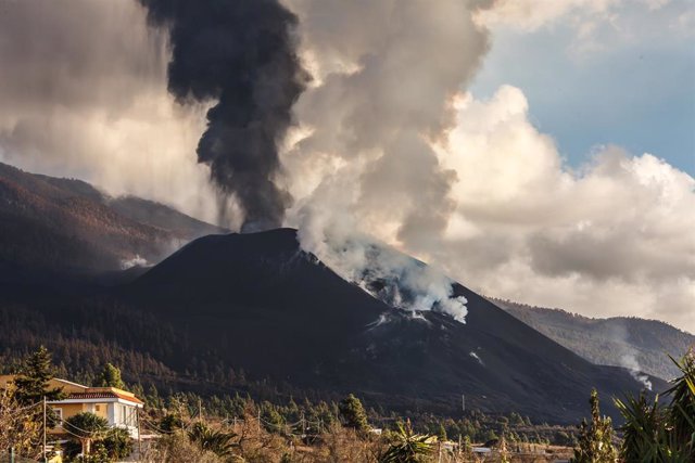 Cumbre Vieja volcano, on November 19, 2021, in La Palma, Santa Cruz de Tenerife, Canary Islands (Spain).  The volcano currently has three active fronts, one that goes from Montaña Rajada to the north of Montaña Cogote -colada 11-, another that continues to feed