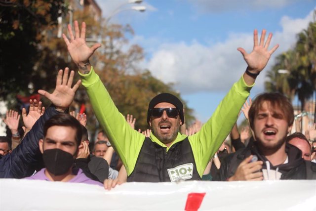 Miles de personas se manifiestan en Cádiz en apoyo a los trabajadores del sector del metal.