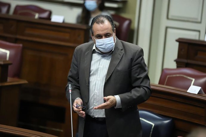 Archivo - El consejero de Sanidad del Gobierno de Canarias, Blas Trujillo