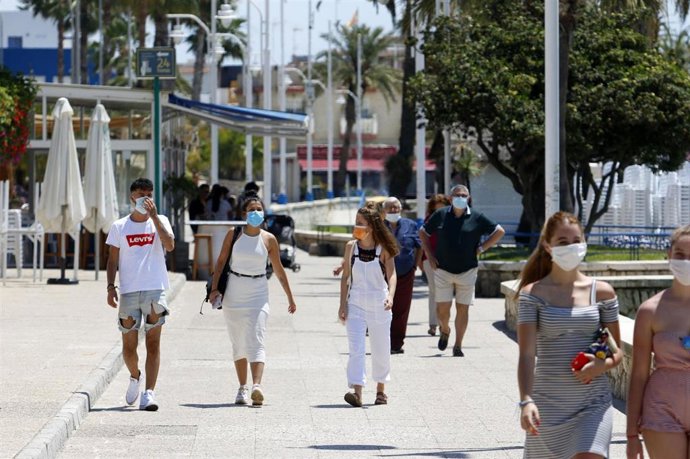 Archivo - Un grupo de personas pasean por el paseo marítimo de Pedregalejo  durante la Fase 1 en Málaga a 20 de mayo del 2020
