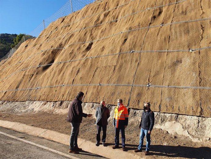 El director general de Carreteras, José Antonio Fernández Lladó, durante su visita a la obra de estabilización y protección contra desprendimientos de taludes en la carretera que une los municipios de Ojós y Blanca