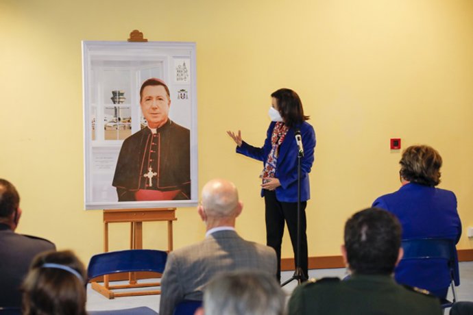 La ministra de Defensa junto al cuadro de Juan del Río.