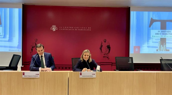 Los miembros del Icab Mireia Ramón y Albert Folguera en la inauguración de la IV Jornada de Derecho Tributario del Icab, el 23 de noviembre de 2021.