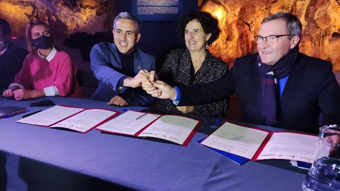 De izquierda a derecha, la presidenta de la Fundación Ca Parque de Portugal, Aida Carvalho, el vicepresidente de Cantabria, Pablo Zuloaga, la consejera de Cultura, Política Llingüística y Turismo, Berta Piñán, y el presidente de La Dordogne, Germinal P