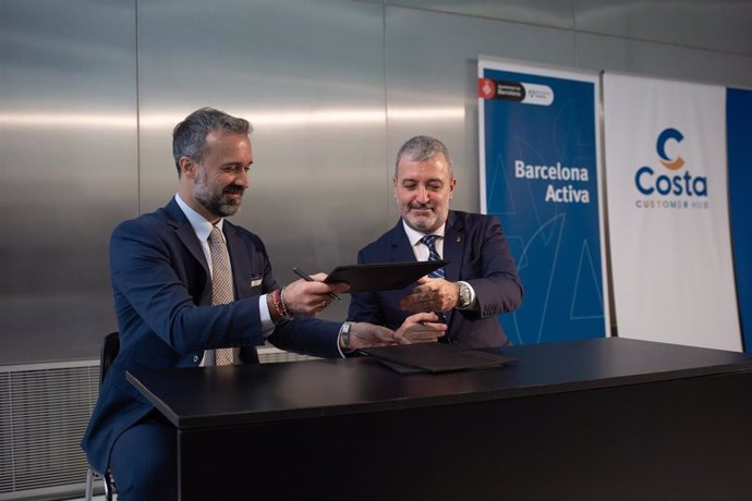 El primer teniente de alcalde de Barcelona y presidente de Barcelona Activa, Jaume Collboni y el presidente de Costa Cruceros, Mario Zanetti, en la firma del convenio de colaboración entre el consistorio y la compañía