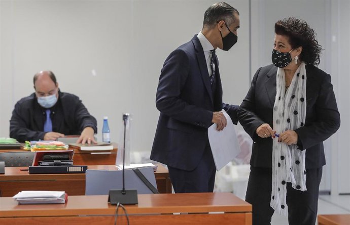 La exdirectora del Ivam Consuelo Ciscar (1d) y su abogado Juan Molpoceres (2d) durante el juicio