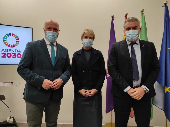 La secretaria de Estado de Digitalización e Inteligencia Artificial, Carme Artigas, entre el presidente de la Diputación, Antonio Ruiz (izda.), y el delegado de Fondos Europeos y Administración Electrónica, Víctor Montoro.