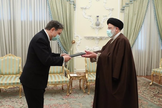 El nuevo embajador español Ángel Losada presenta sus cartas credenciales al presidente de Irán, Ebrahim Raisi