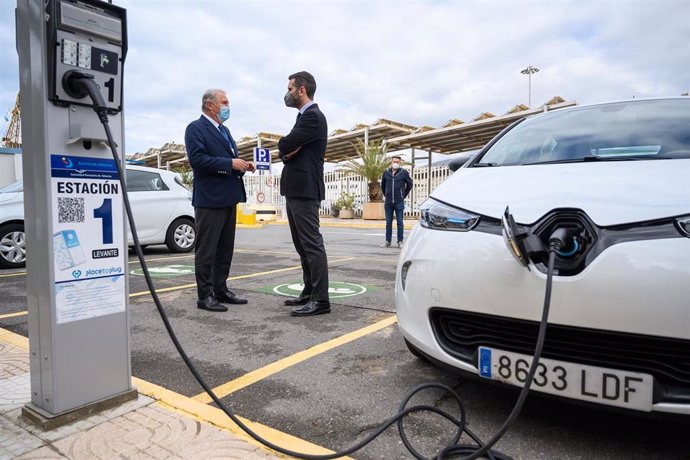 Archivo - Nuevos puntos de recarga eléctrica en el Puerto de Almería