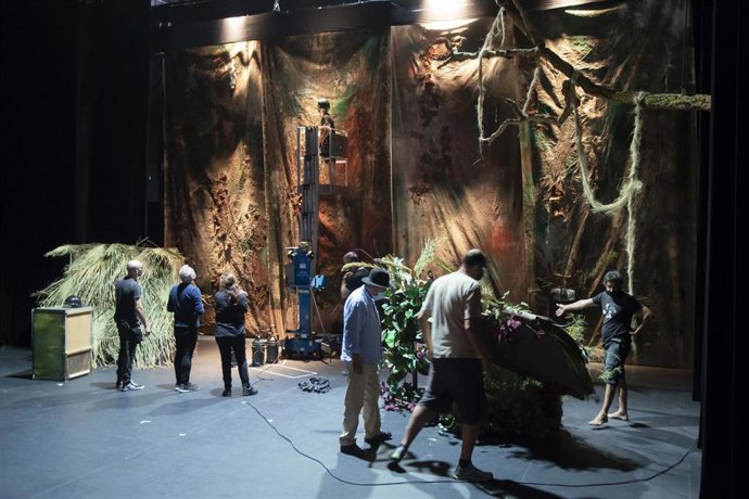 Archivo - Técnicos en el Teatro Alhambra.