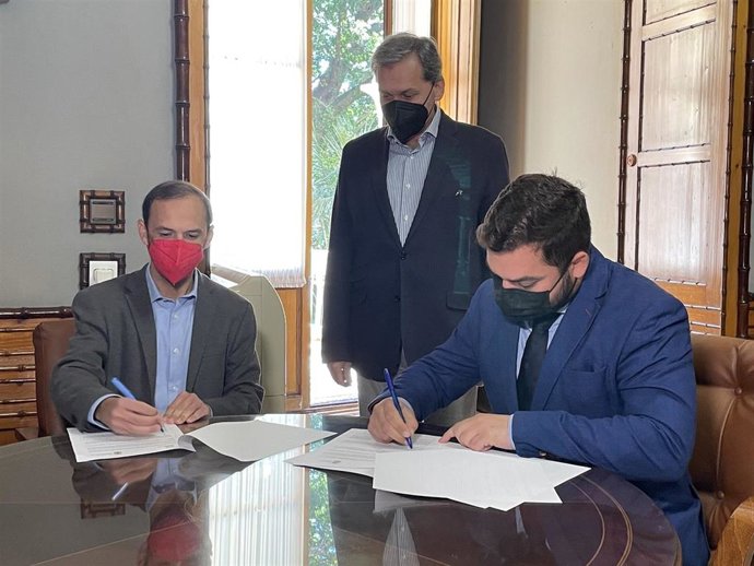 El delegado territorial de Regeneración, Justicia y Administración Local de la Junta de Andalucía en la provincia de Cádiz, Miguel Rodríguez, y el alcalde de Sanlúcar de Barrameda, Víctor Mora.