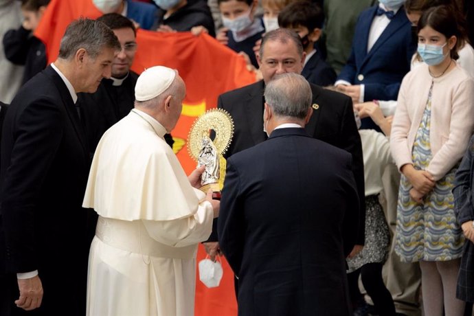 El Papa recibe una imagen de la Virgen del Pilar en el encuentro con el contingente español en el Cuartel General del Mando Conjunto de la OTAN en Nápoles.