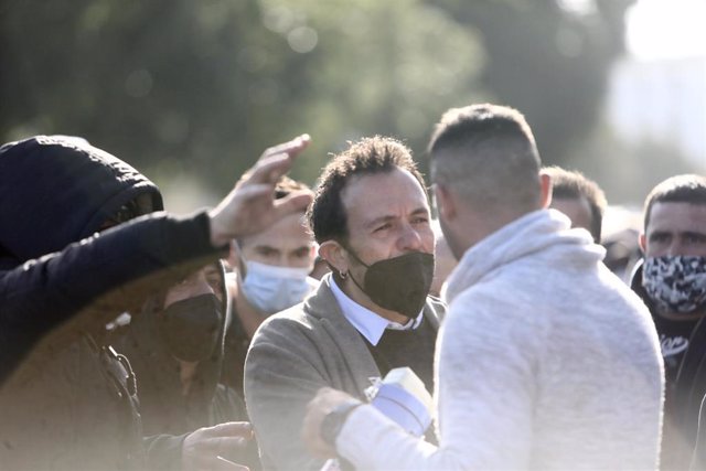 El alcalde de Cádiz se dirige a los manifestantes de la huelga del metal en una de las jornadas de manifestaciones.