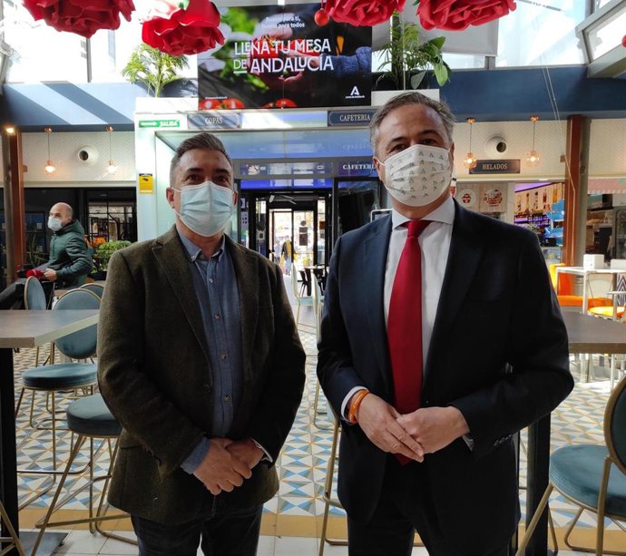 Ángel Pimentel (dcha.) junto a Francisco Mulero en el Mercado Victoria de Córdoba.