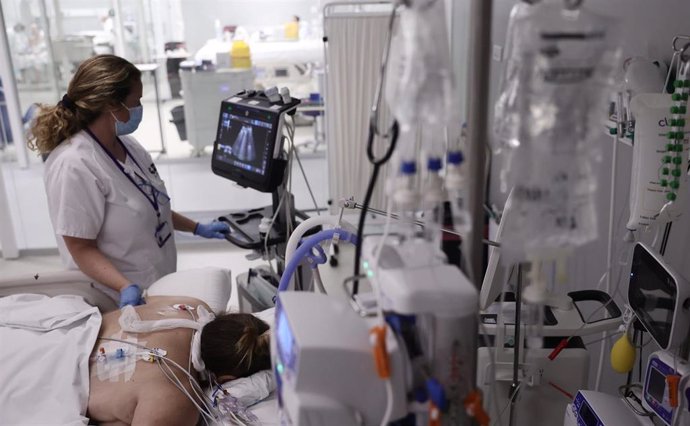 Una enfermera realiza una ecografía a una paciente en la UCI del Hospital Enfermera Isabel Zendal, a 23 de noviembre de 2021, en Madrid (España). 