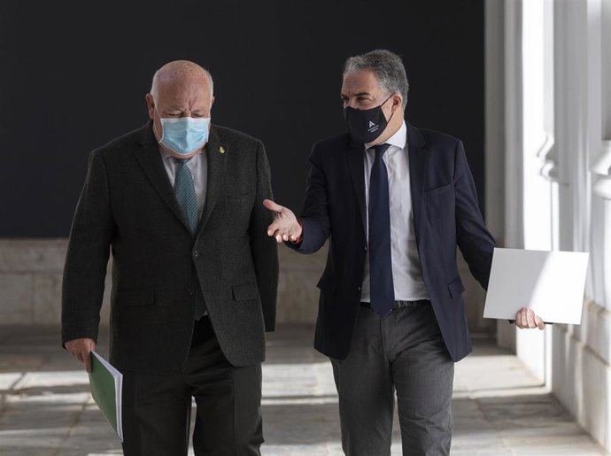 El consejero de Salud y Familias, Jesús Aguirre (i), junto al consejero de Presidencia, Elías Bendodo (d), a su llegada a la rueda de prensa tras la reunión del Consejo de Gobierno de la Junta de Andalucía. A 23 de noviembre de 2021, Sevilla (Andalucía,