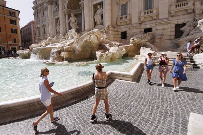 Archivo - 28 June 2021, Italy, Rome: People walk in front of the Trevi fountain after the obligation to wear a mask outdoors ended in Italy. Photo: Cecilia Fabiano/LaPresse via ZUMA Press/dpa