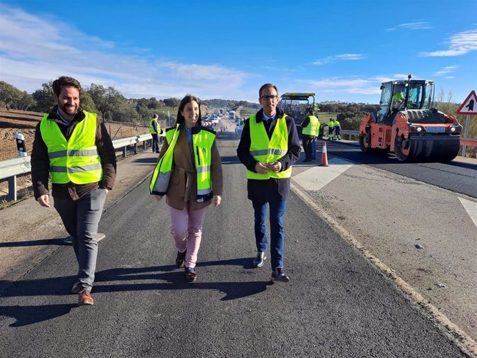Casanueva visita las obras en una de las carreteras de la provincia de Córdoba.
