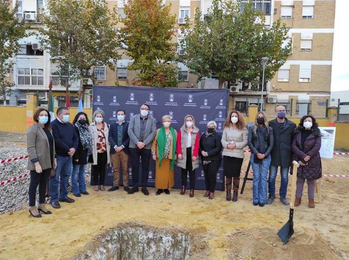 La alcaldesa de Alcalá de Guadaíra (Sevilla), Ana Isabel Jiménez, ha colocado la primera piedra de Centro de la Igualdad.