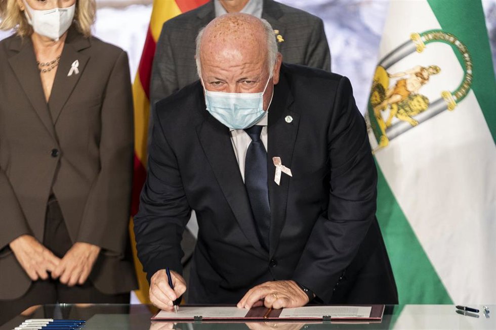 Archivo - El consejero de Salud y Familias de la Junta de Andalucía, Jesús Ramón Aguirre, firma en el acto de firma del convenio con la Fundación Amancio Ortega, a 19 de octubre de 2021, en Madrid, (España).