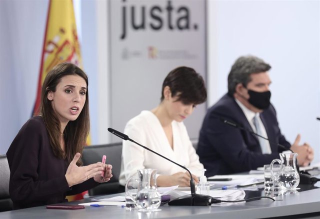 (I-D) La ministra de Igualdad, Irene Montero; la ministra Portavoz y de Política Territorial, Isabel Rodríguez y el ministro de Inclusión, Seguridad Social y Migraciones, José Luis Escrivá, ofrecen una rueda de prensa posterior al Consejo de Ministros cel