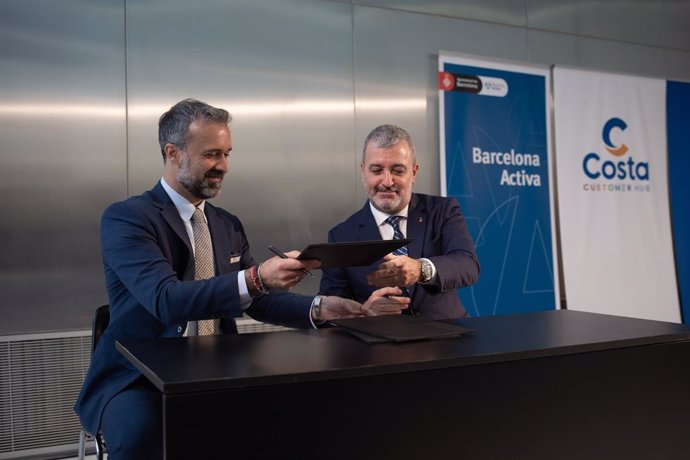 El primer tinent d'alcalde de Barcelona i president de Barcelona Activa, Jaume Collboni, i el president de Costa Cruceros, Mario Zanetti, en la signatura del conveni de collaboració entre el consistori i la companyia