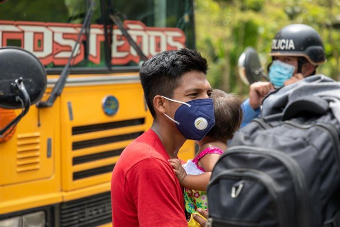 Una caravana de migrantes procedente de Honduras cerca de la frontera con Guatemala.