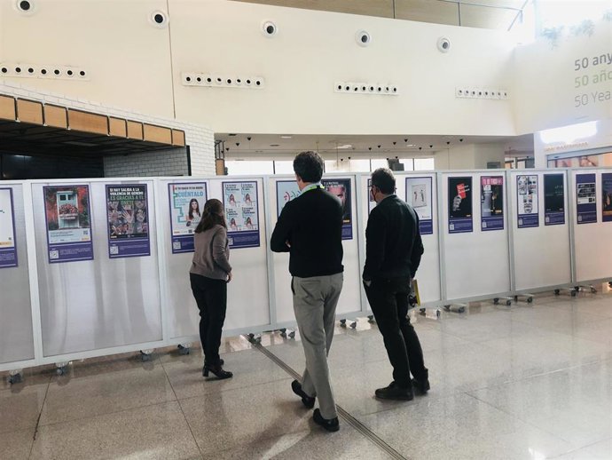 Exposición 'Publicidad Contra la Violencia de Género' en el aeropuerto de Menorca.