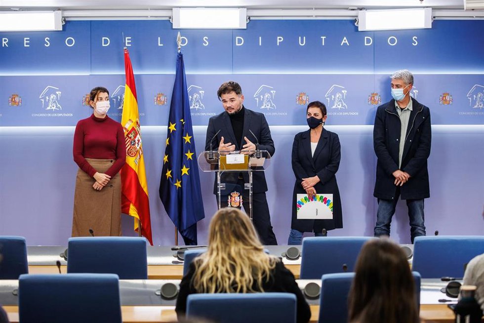 Los portavoces y portavoces adjuntos de ERC y EH Bildu en una rueda de prensa conjunta en el Congreso. 