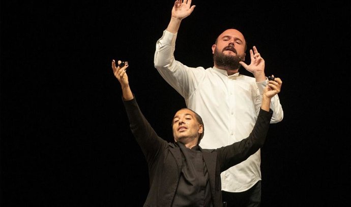 El bailaor Israel Galván y el cantaor Niño de Elche en su espectáculo Mellizo doble