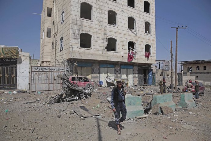 11 November 2021, Yemen, Sanaa: Police troops stand at the site of a Saudi-led air strike on Sanaa. The spokesman for the Saudi-led Arab coalition forces in Yemen, Turki Al-Maliki, stated on Wednesday night that the coalition had carried out "precision 