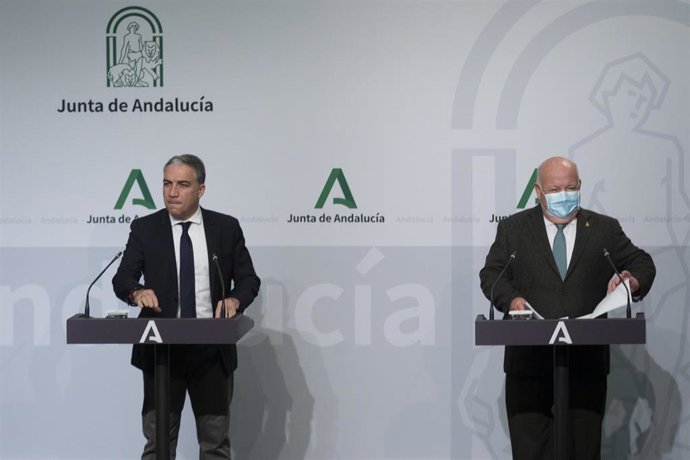 El consejero de Salud y Familias, Jesús Aguirre (d), junto al consejero de Presidencia, Elías Bendodo (i), durante la rueda de prensa tras la reunión del Consejo de Gobierno de la Junta de Andalucía. A 23 de noviembre de 2021, Sevilla (Andalucía, España
