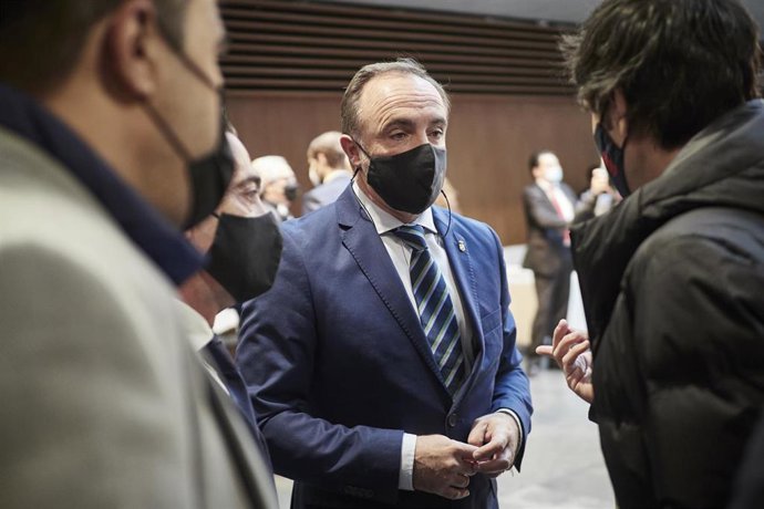 El presidente de UPN y portavoz de Navarra Suma, Javier Esparza (c).