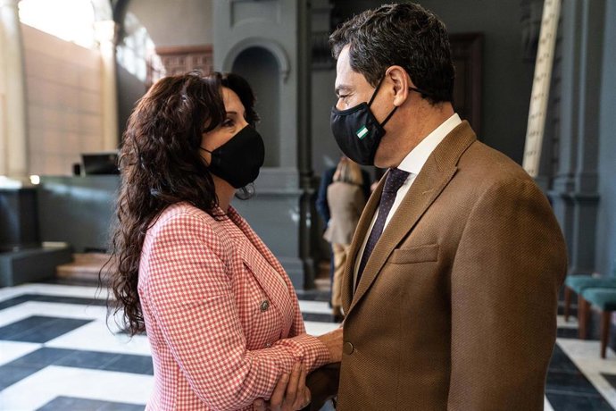La consejera de Igualdad, Políticas Sociales y Conciliación, Rocío Ruiz, y el presidente de la Junta, Juanma Moreno.