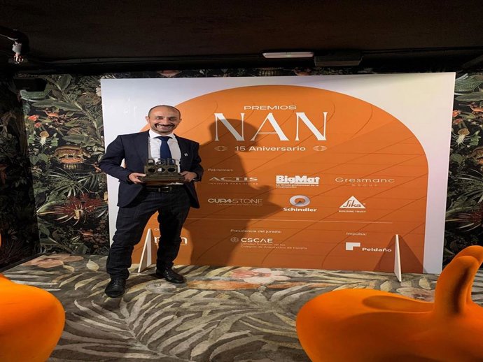 Recoge el premio José García, Jefe de Ventas de Novellini.