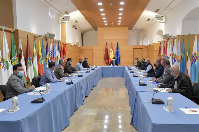 Imagen de la reunión del presidente de la Comunidad, Fernando López Miras, con representantes de las organizaciones sindicales de Fuerzas y Cuerpos de Seguridad del Estado para analizar la modificación de la Ley de Seguridad Ciudadana