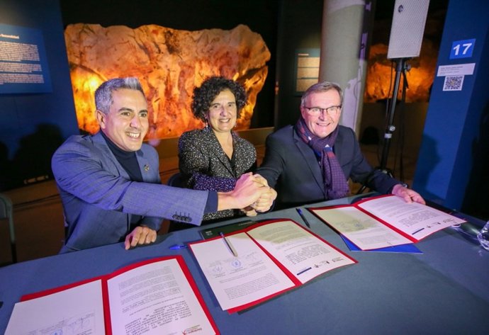 El vicepresidente de Cantabria, Pablo Zuloaga, junto a la consejera de Cultura, Política Lingüística y Turismo del Principado, Berta Piñán, y el presidente del departamento francés de la Dordoña, Germinal Peiró.