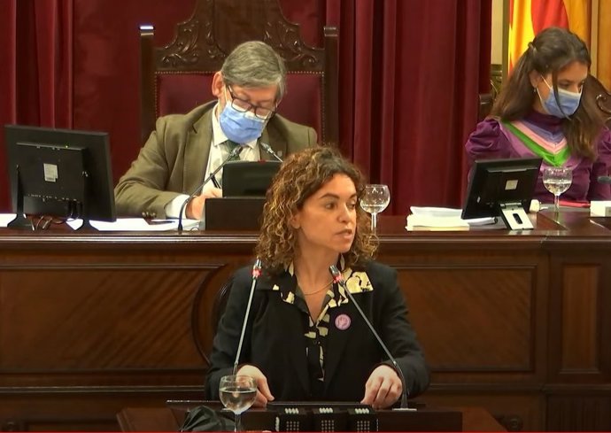 La consellera de Hacienda y Relaciones Exteriores, Rosario Sánchez, durante su intervención en el Parlament.