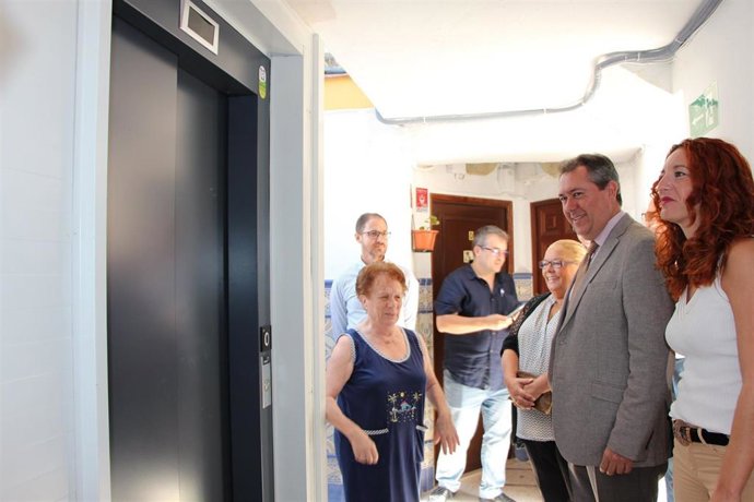 El alcalde de Sevilla, Juan Espadas, en una imagen de archivo tras finalizar la instalación de un ascensor en una comunidad de vecinos beneficiada de convocatorias anteriores de este programa.
