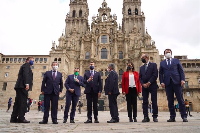 Los presidentes autonómicos posan en una fotografía en la Plaza del Obradoiro tras participar en la Cumbre de Santiago de Compostela, a 23 de noviembre de 2021, en Santiago de Compostela, A Coruña, Galicia (España). 