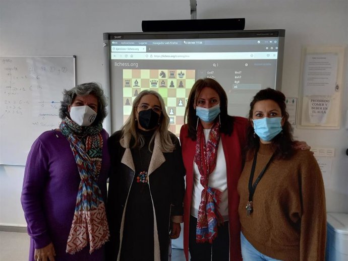 La delegada de Educación, Estela Villalba, visita Cartaya.