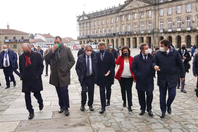 Los presidentes autonómicos se dirigen a una comida tras participar en la Cumbre de Santiago de Compostela, en la Plaza del Obradoiro, a 23 de noviembre de 2021, en Santiago de Compostela, A Coruña, Galicia (España). Ocho presidentes autonómicos partici