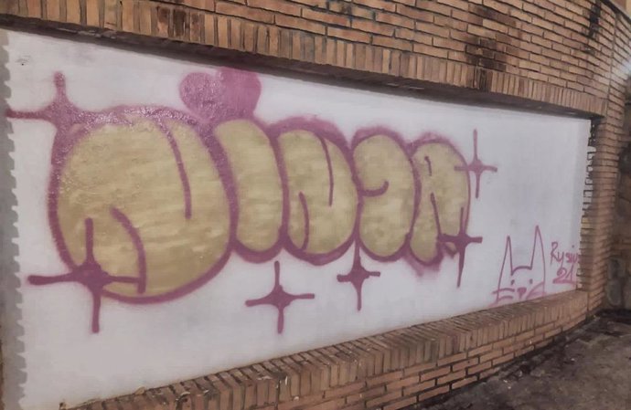 Grafiti en el embarcadero del Genil por el que se ha detenido a una joven